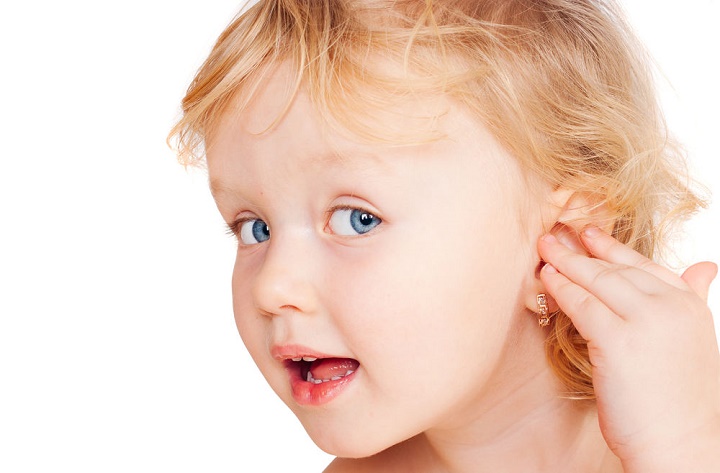 дети с проколотыми ушами