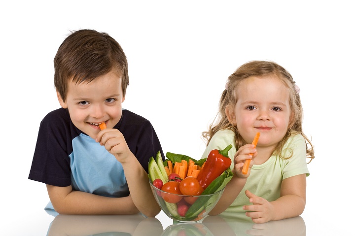 дети едят овощи