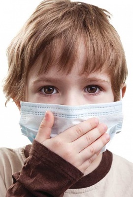 ребенок в маске от гриппа