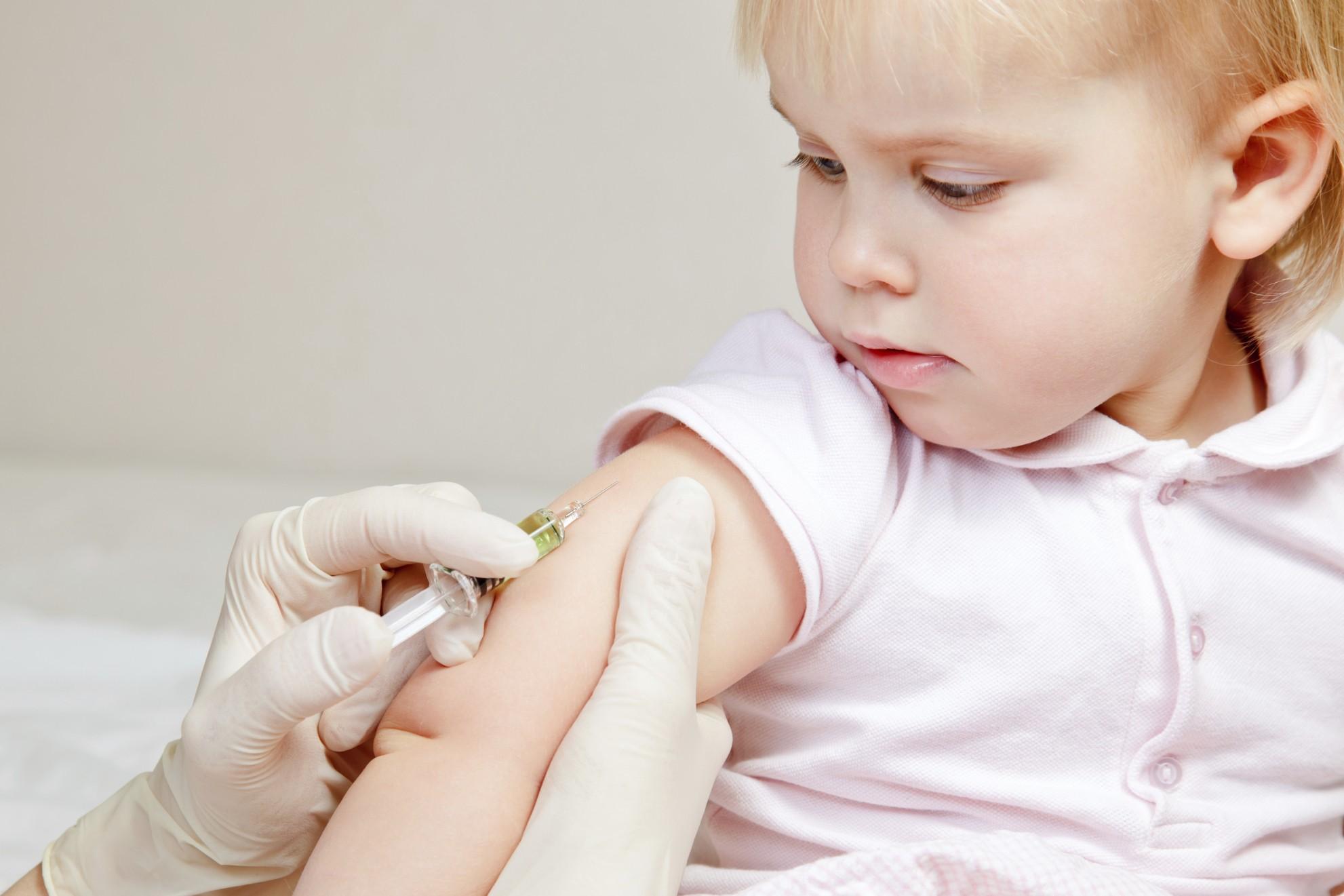 вакцину делают ребенку