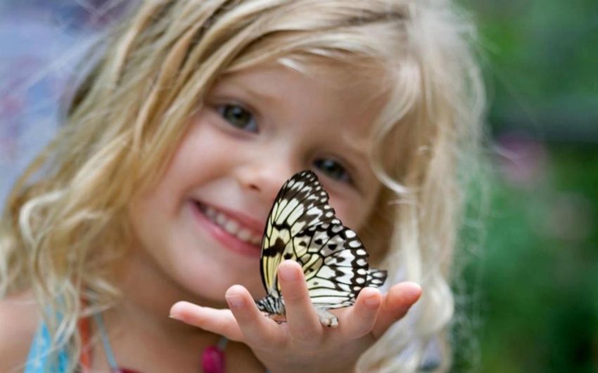 ребенок и бабочка