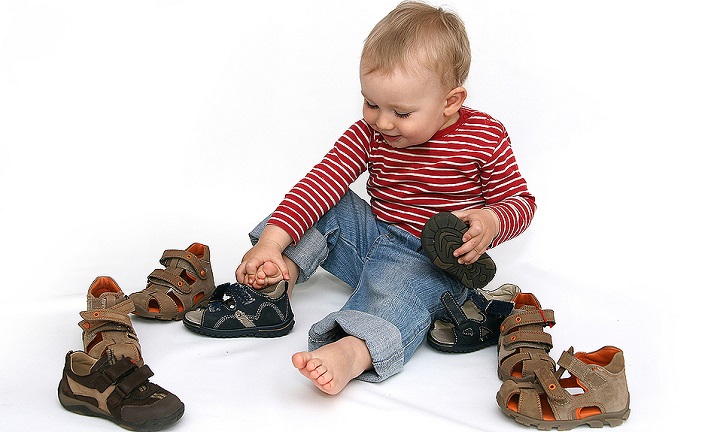 ребенок выбирает обувь
