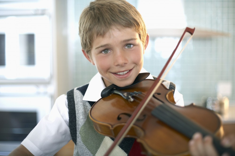 ребенок играет на скрипке