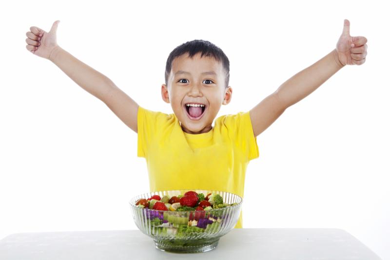 ребенок ест фрукты