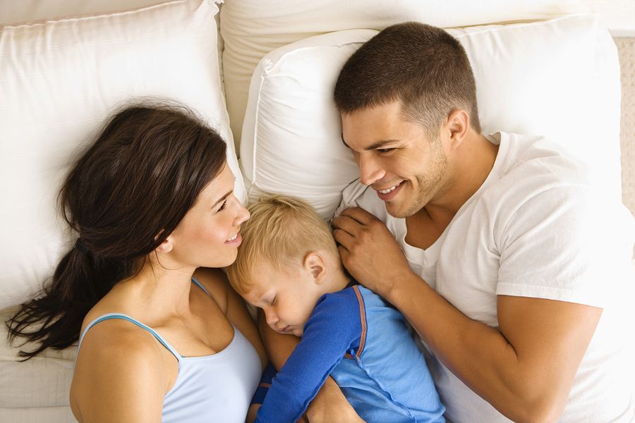 родители и дети спят вместе