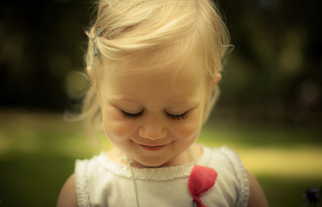 Как помочь стеснительному ребёнку: 10 советов от Джули Митчелл