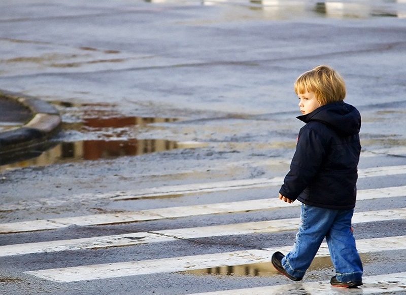 ребенок на пешеходном переходе
