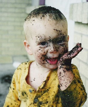 ребенок в грязи