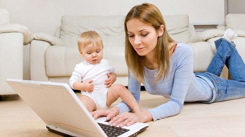 мать и ребенок с компьютером