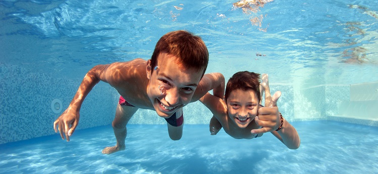 мальчики под водой в бассейне