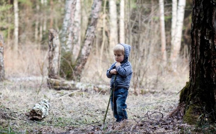 ребенок в лесу
