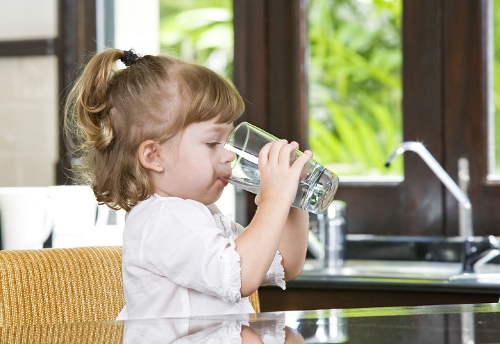 ​Как приучить ребенка пить воду? 5 проверенных способов от опытных мам