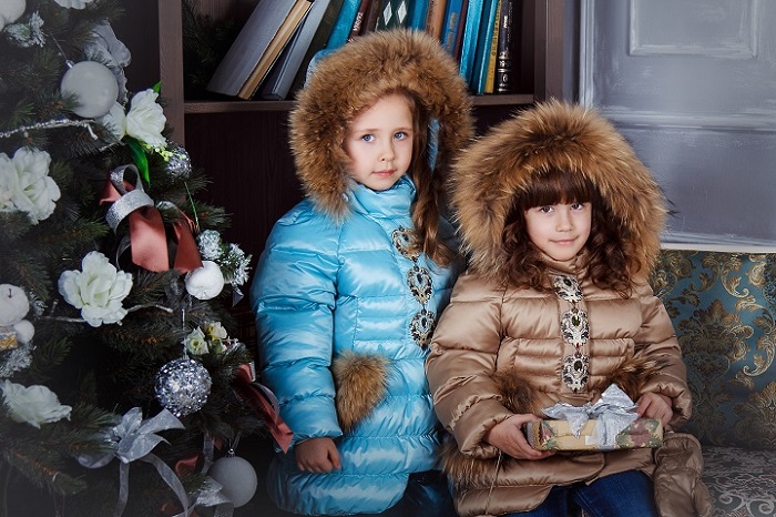 дети в зимней детской одежде gnk