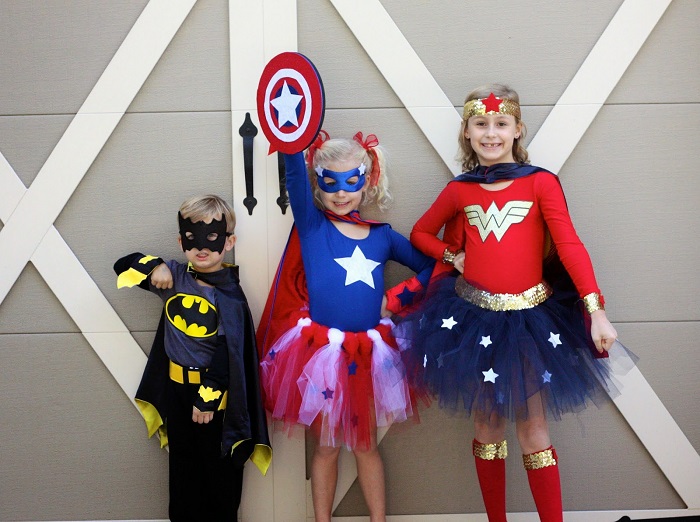 дети в костюмах супергероев