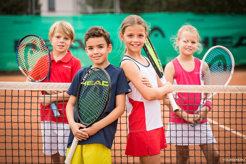 дети с теннисными ракетками