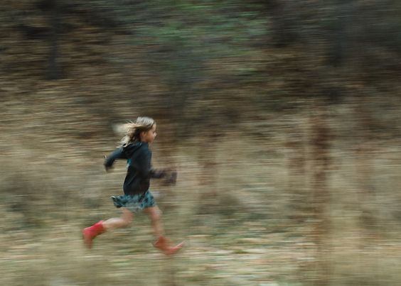 девочка бежит