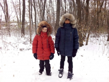 мальчики в детских зимних куртках gnk