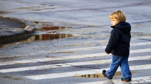 Порог самостоятельности. Когда ребёнка можно отпускать гулять одного?