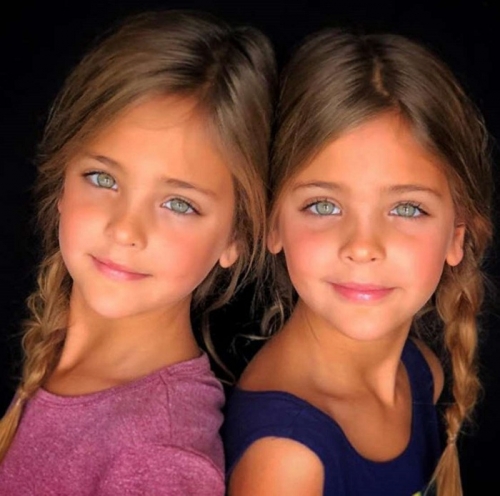 Двойная радость и двойные хлопоты: как одевать близнецов