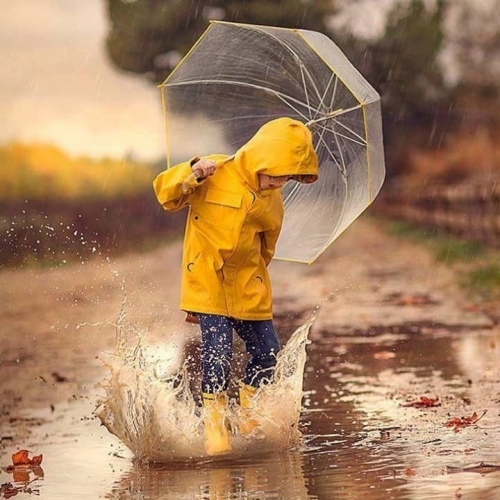 Как одеть ребёнка, когда на улице дождь, слякоть и грязь