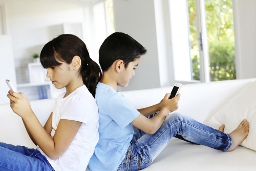 ​В детском непослушании виноваты смартфоны родителей