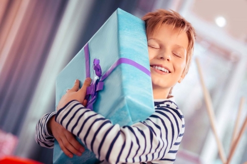 Что подарить ребёнку на 23 Февраля или 8 Марта? Идеи классных подарков!